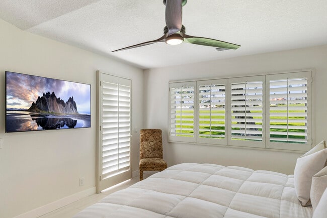 Building Photo - 269 Vista Royale Cir W