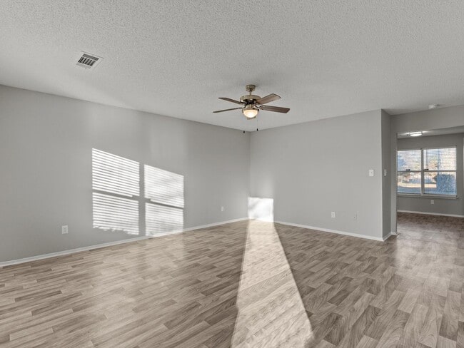 Building Photo - Newly renovated 3 bedroom/2 bath Townhome - Move In Special