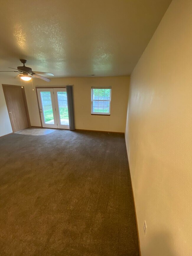 Building Photo - Beautiful 2 bedroom 1 bathroom duplex close to FLW!!