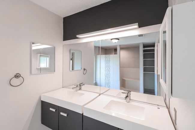 Building Photo - 918 Long Prairie Dr