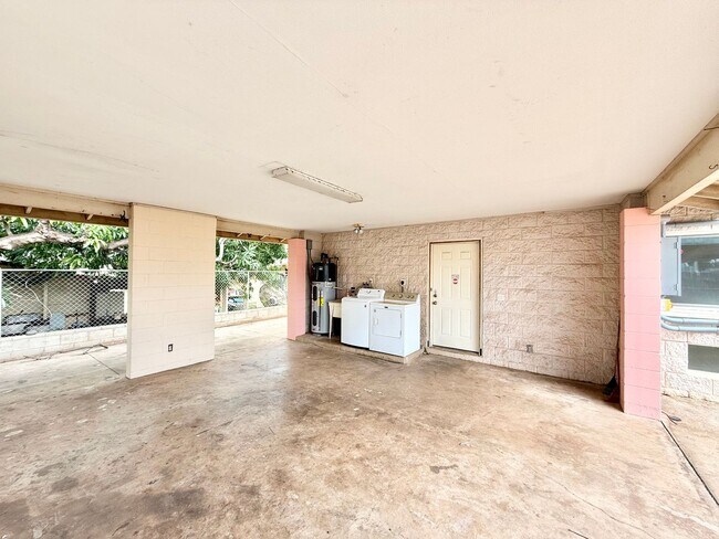 Building Photo - Huge 6br/3ba SF House with Solar Panels!