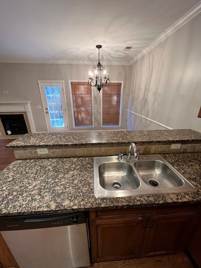 Building Photo - Townhome For Rent In Hoover!!! Available now!