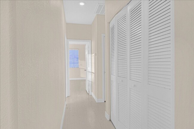 Building Photo - Spacious 2 bedroom condo with attached condo