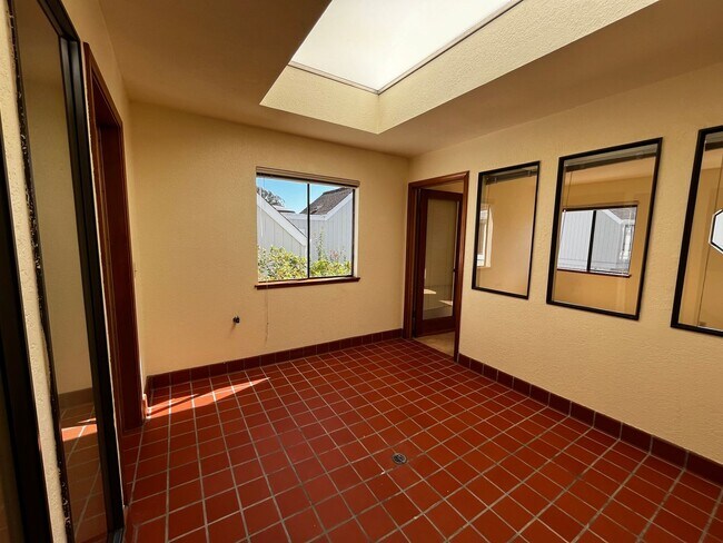 Building Photo - Charming Santa Cruz Townhouse: 3 Beds, 2.5...