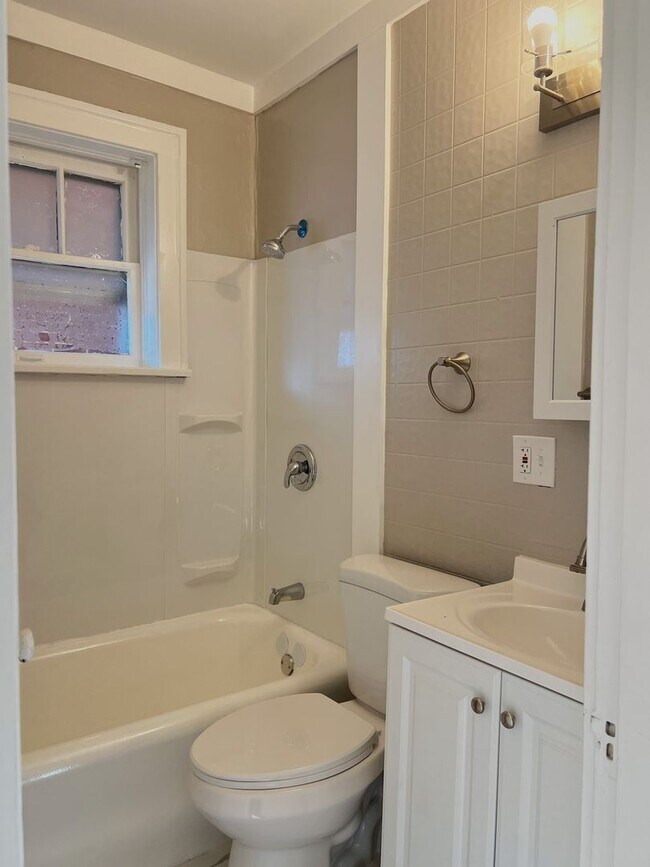 Building Photo - Freshly Updated Southampton 1 Bedroom