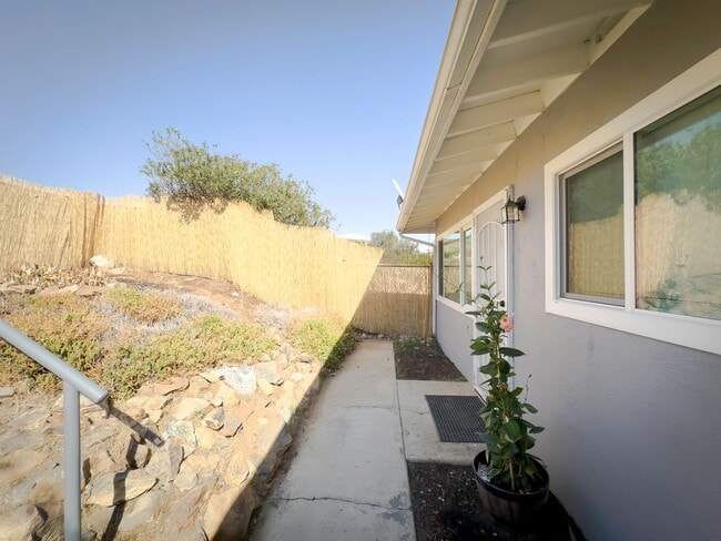 Building Photo - CUTE CONDO IN A DUPLEX W/ LARGE BACKYARD AVAILABLE FOR RENT!
