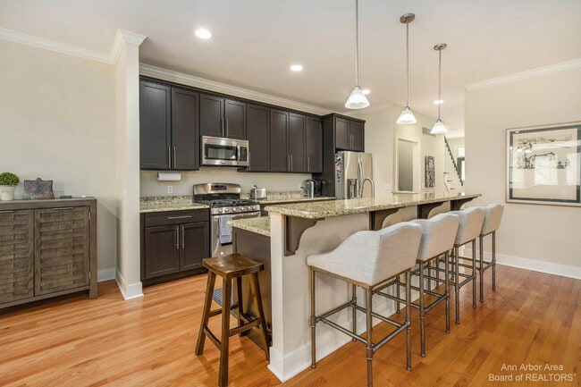 Building Photo - 203 W Summit St