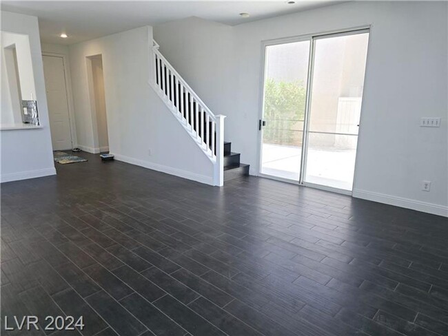 Building Photo - Updated Condo w/Open Floor Plan