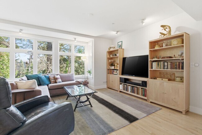 Building Photo - Boutique Bainbridge Condominium