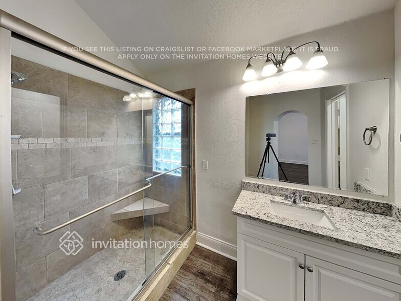 Building Photo - 921 Mockingbird Dr