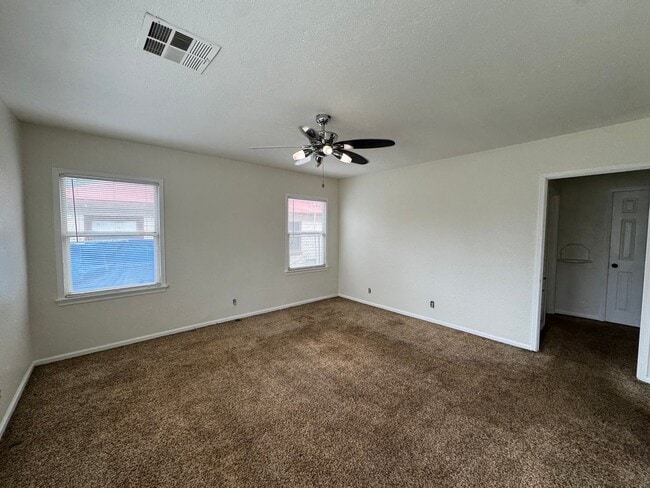 Building Photo - Charming home in 93308!