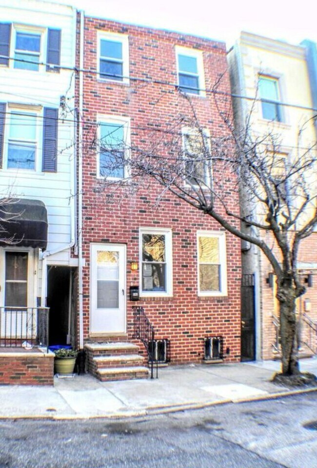 Building Photo - Gorgeous queen village property available