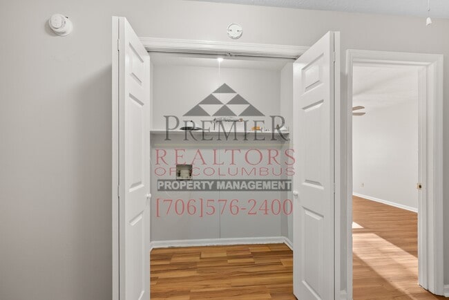 Building Photo - 6634 Hensley Dr