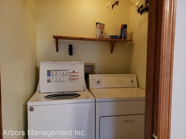 Building Photo - 3 br, 3.5 bath House - 152 WOODBINE DR