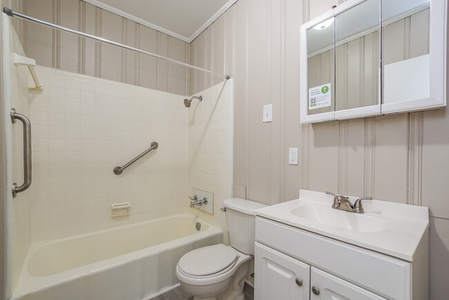 Building Photo - 415 N Pine St