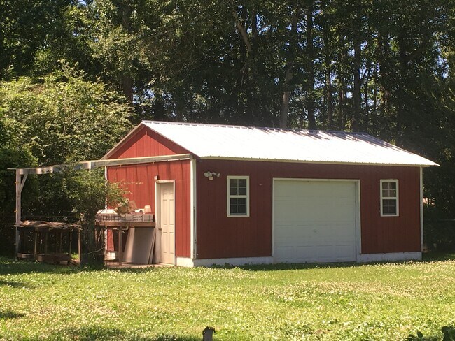 Building Photo - Cottage style brick ranch home, carport, f...
