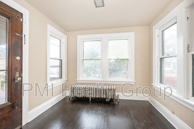 Building Photo - 888 Evangeline Rd