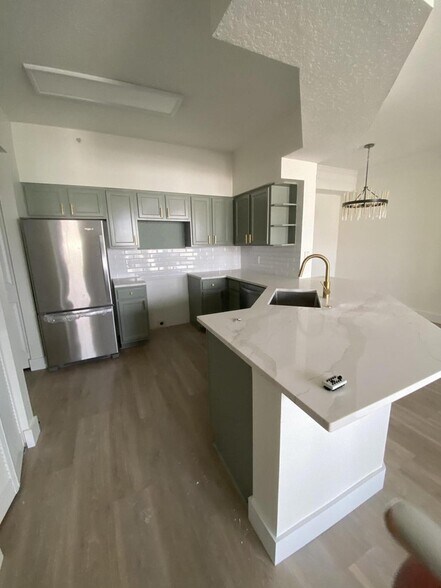 Stainless, Quartz - 9833 Baywinds Dr