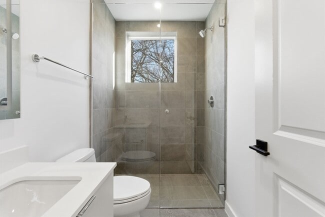 Building Photo - 82 Louise Rd