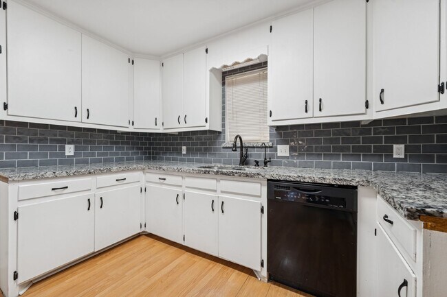 Building Photo - Cute & Convenient Home in Mission!