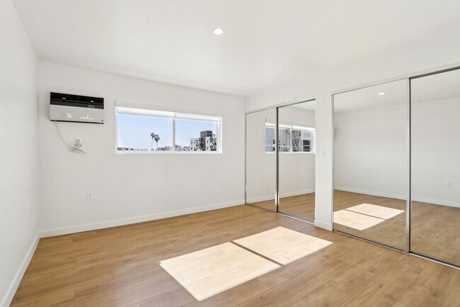 Building Photo - 1422 Tamarind Ave