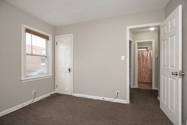 Building Photo - 2 BED 1 BATH SINGLE FAMILY HOME IN THE LEE-MILES NEIGHBORHOOD!