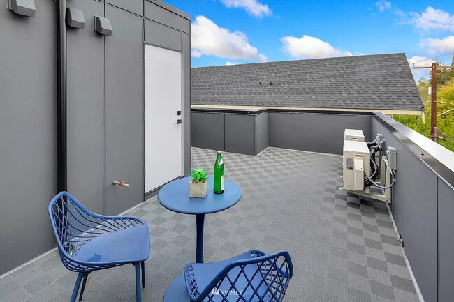 Building Photo - 3 year old Crown Hill townhome