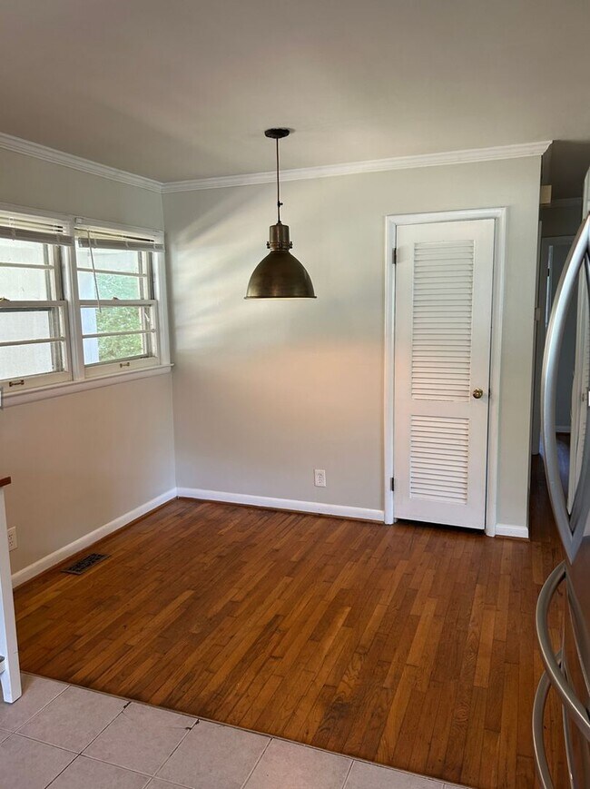 Building Photo - AVAILABLE MID-JUNE!