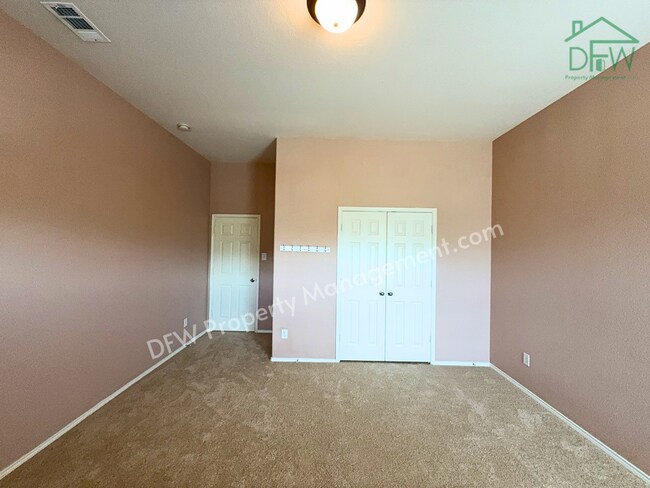 Building Photo - Elegant and Spacious 5-Bedroom Home for Lease in Fort Worth