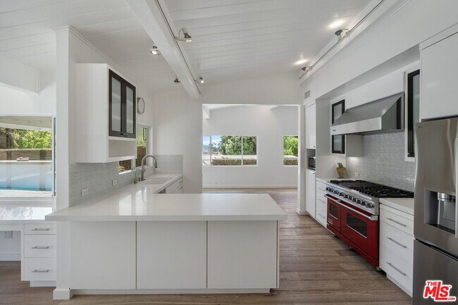 Building Photo - 1300 Bienveneda Ave
