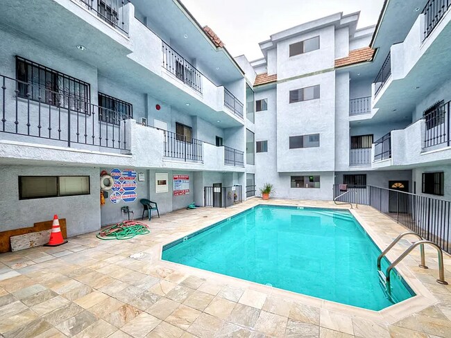 Building Photo - 431 S Kingsley Dr