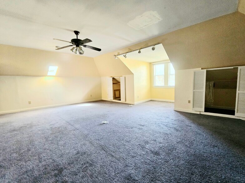 Building Photo - 243 Callender St