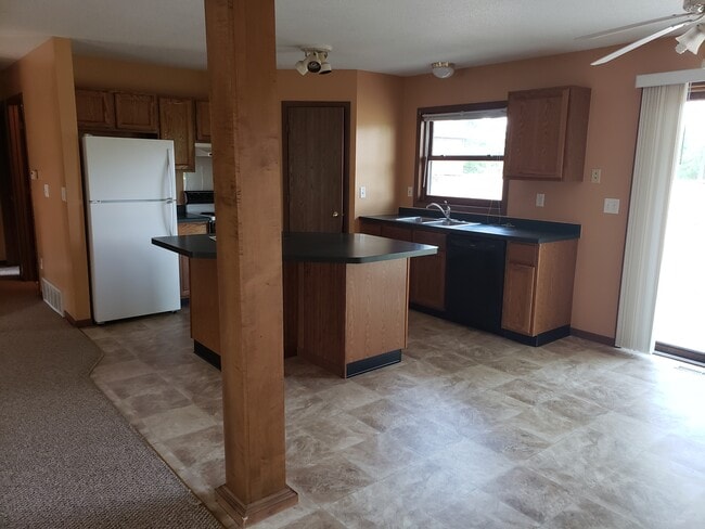 Kitchen - 2511 Thomas Ct