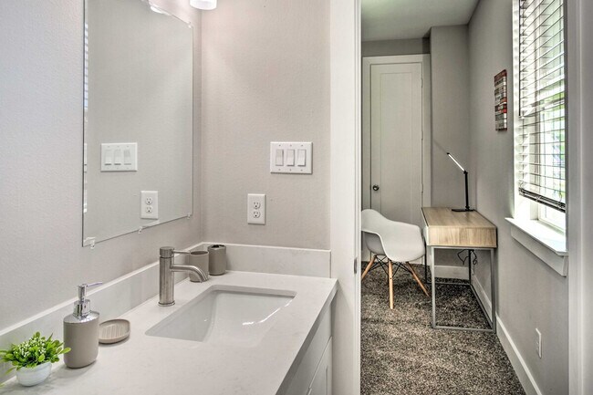 Building Photo - 6403 Bowling Green St