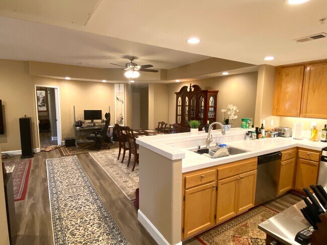 Building Photo - 1875 Baudouin Pl