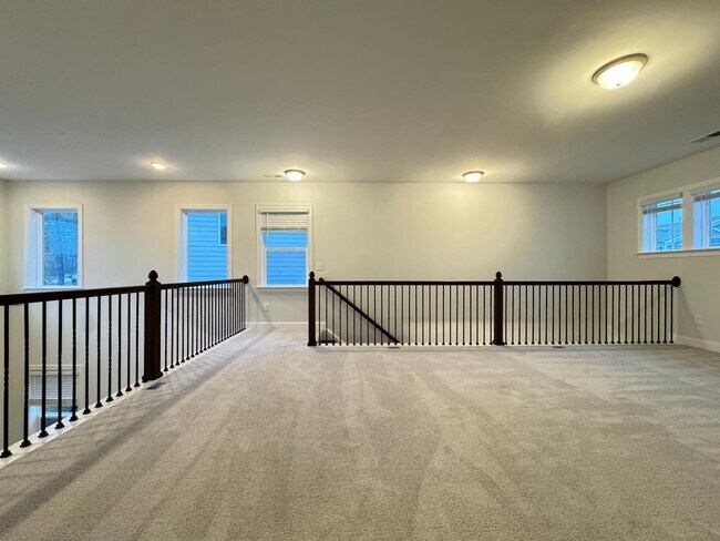 Building Photo - 3 Bedroom End unit Townhome - Master Down