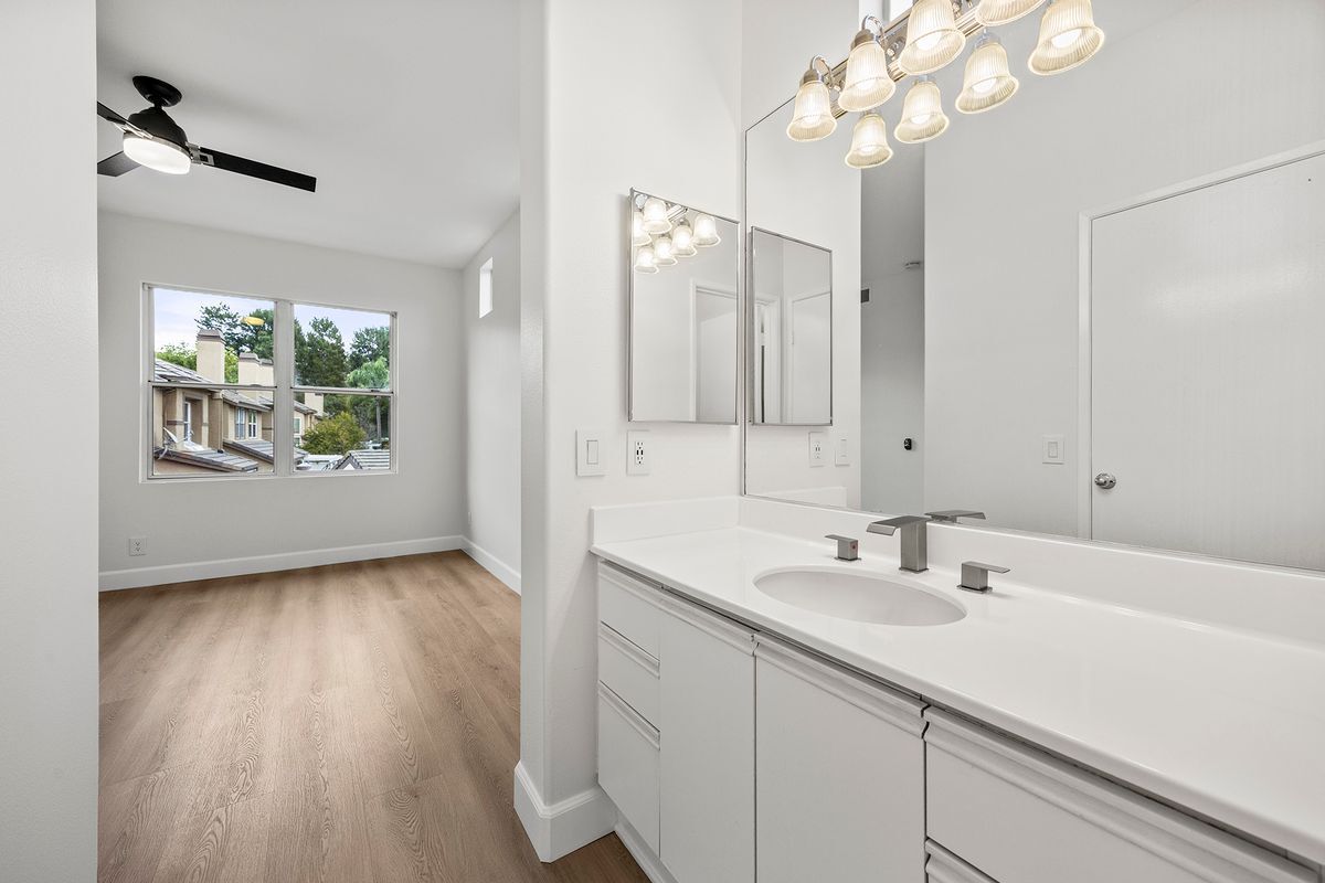 Building Photo - 932 S Country Glen Way