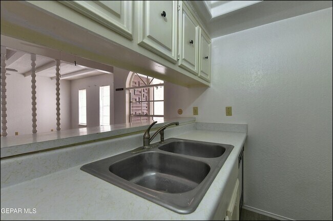 Building Photo - 6201 ESCONDIDO Dr