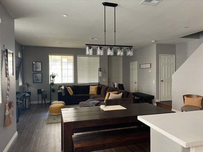 Building Photo - Lovely Three Bedroom Home in Chula Vista!