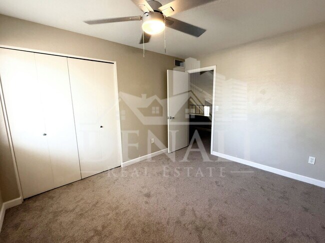 Building Photo - 1529 E Edgewater Dr