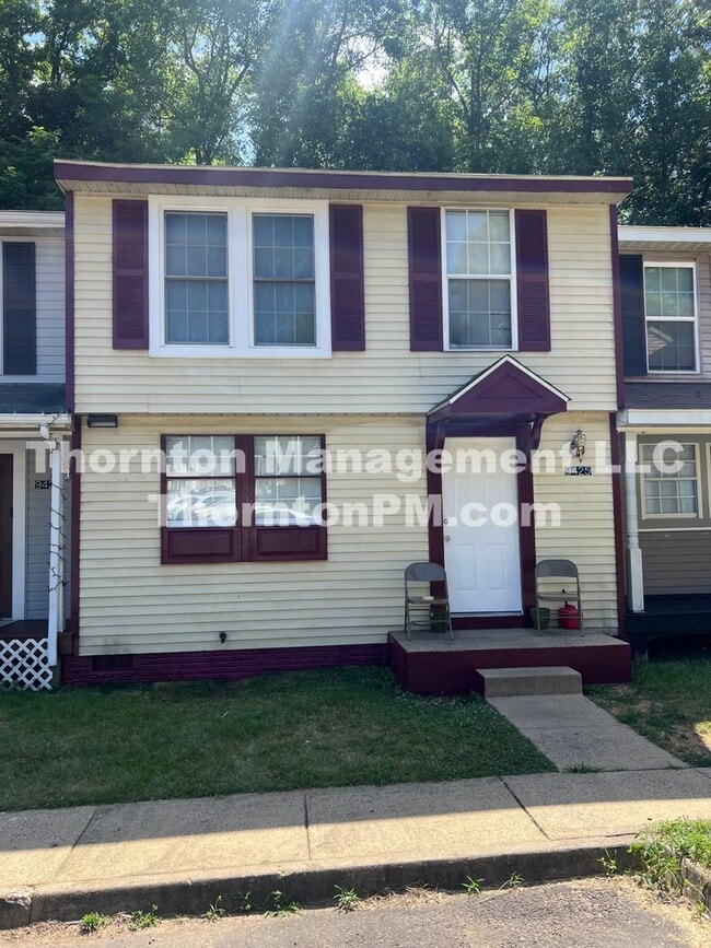 Building Photo - Charming 2 Bedroom Townhouse