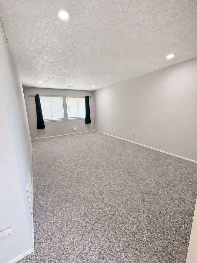 Building Photo - 500 Sky Vue Dr