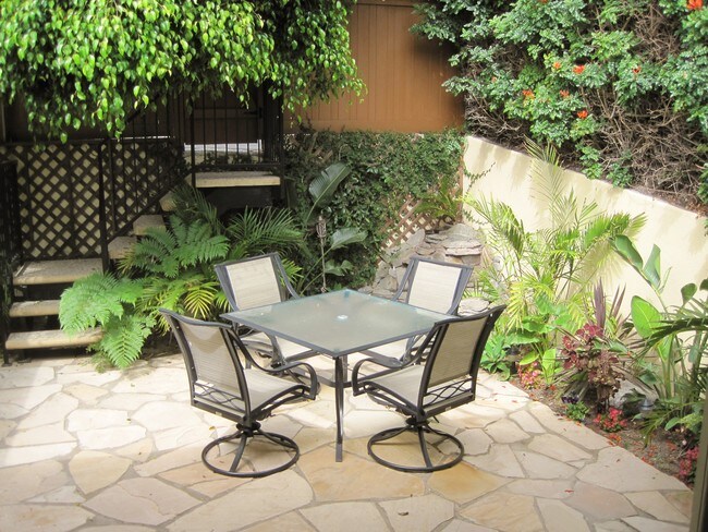 Building Photo - 700 N Irena Ave