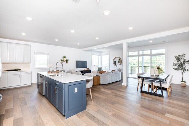 Building Photo - 617 Manhattan Blvd