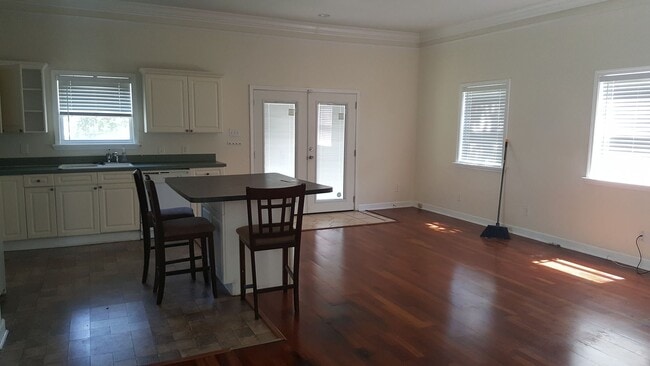 Building Photo - Cute house in downtown.