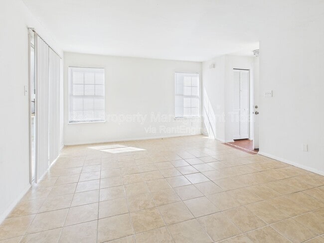 Building Photo - 513 Summit Ct