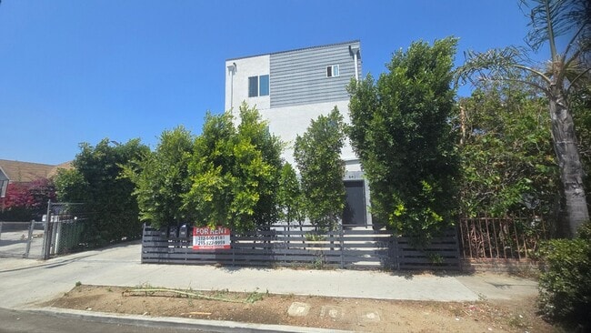 Building Photo - 32(839)