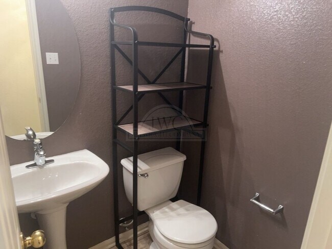 Building Photo - 5604 Bertha Dr