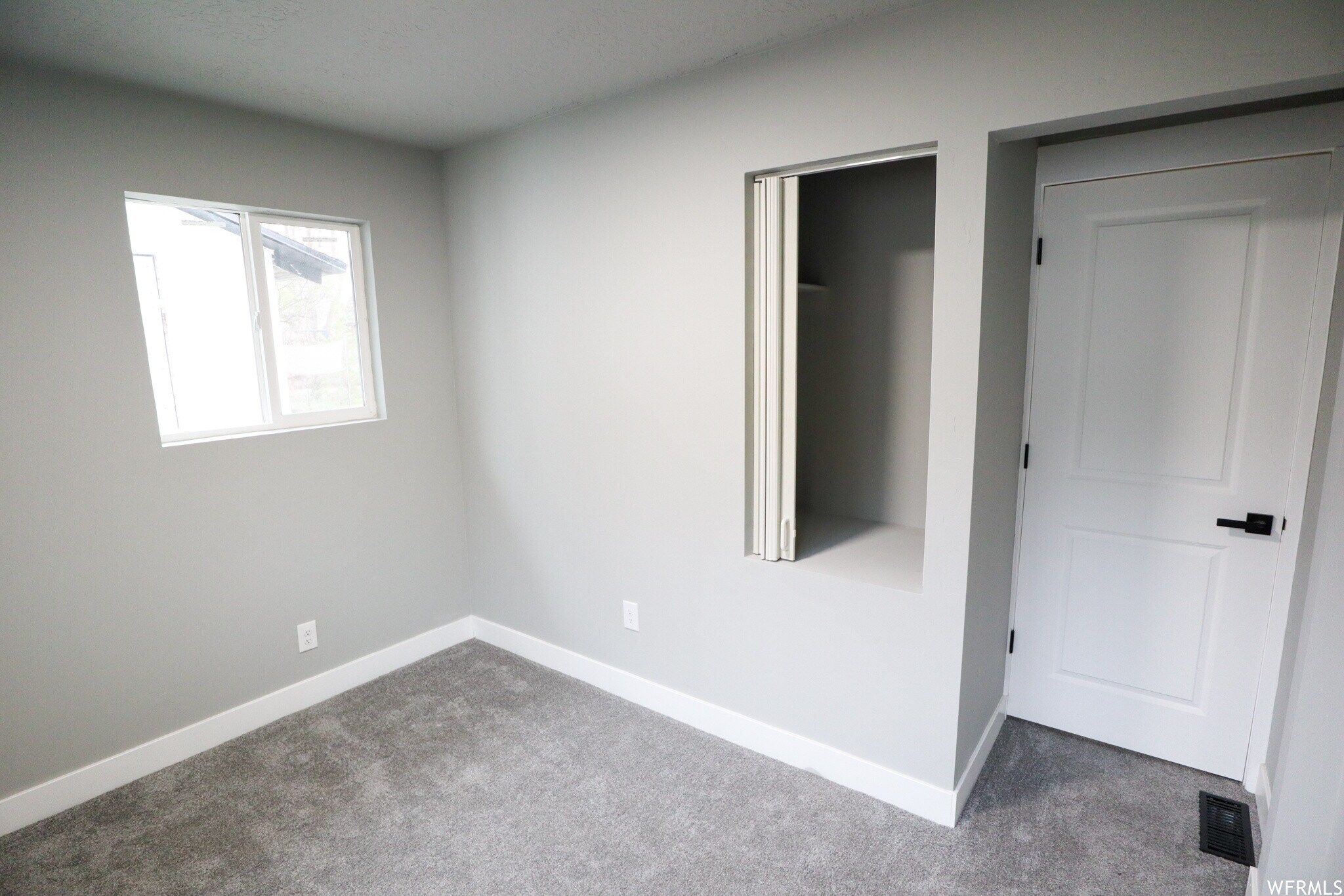 Bedroom for rent - 948 E Atkin Ave