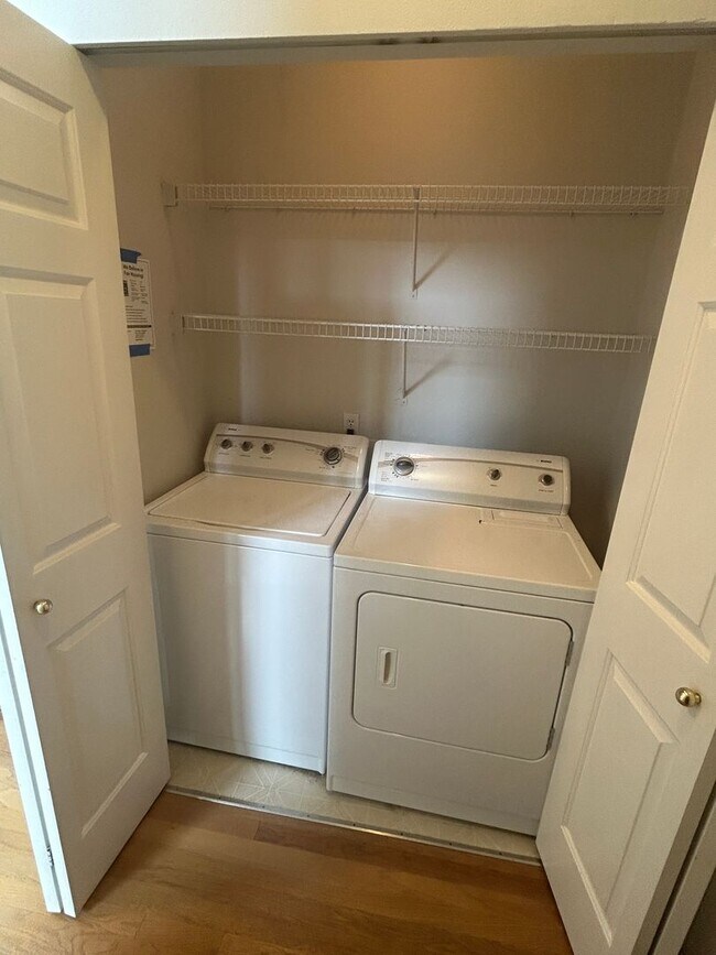 Building Photo - 3 Bed, 2.5 bath Kent house w/2-car garage ...
